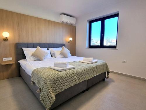 una camera da letto con un grande letto con due vassoi sopra di Villa Kinkeli Villa Kinkeli a Cere