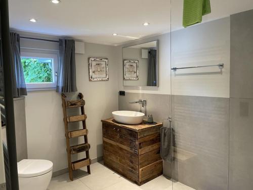 Ένα μπάνιο στο Holiday home in Büsum with swimming pool