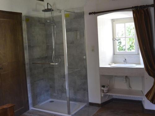 Et badeværelse på Cabin in Peyremale with swimming pool