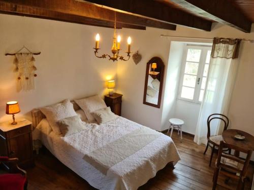 En eller flere senge i et værelse på Cabin in Peyremale with swimming pool