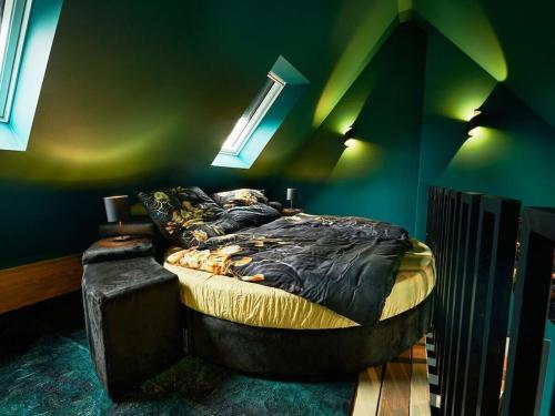 Romantic Uproom في Albachten: غرفة نوم بسرير في غرفة بجدران خضراء