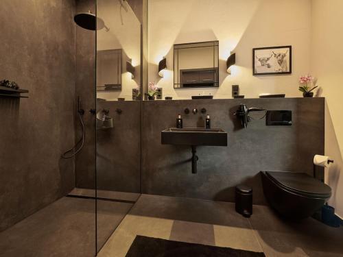 Romantic Uproom في Albachten: حمام مع مرحاض ومغسلة