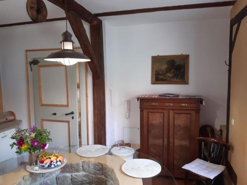 Zimmer mit einem Tisch und einer Obstschale in der Unterkunft Chalet Bösleben in Bösleben-Wüllersleben