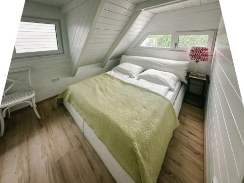 Ένα ή περισσότερα κρεβάτια σε δωμάτιο στο Lakeside cabin Sonnenschilf