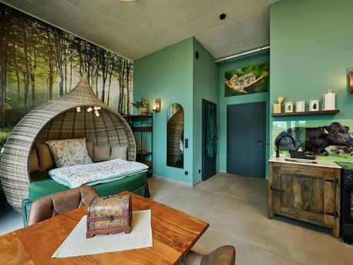 Holiday rooms with 0 bedrooms في Albachten: غرفة معيشة بها سرير وطاولة