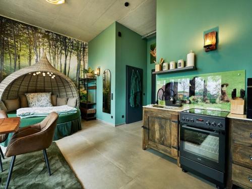 Holiday rooms with 0 bedrooms في Albachten: غرفة مع غرفة نوم بها سرير وطاولة