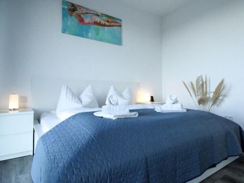 Ένα ή περισσότερα κρεβάτια σε δωμάτιο στο Holiday apartment in Emden with swimming pool