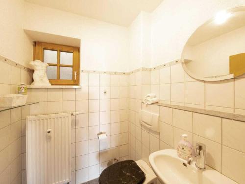 Ένα μπάνιο στο Holiday apartment in Pähl with swimming pool