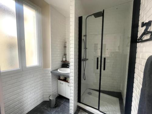 ein Badezimmer mit Glasdusche und Waschbecken in der Unterkunft Le Cannet apartmment for 4 Guests in Tanneron