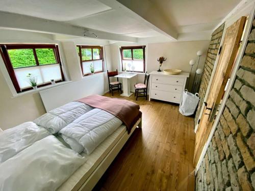 Un dormitorio con cama, escritorio y ventanas en Cabin in Quickborn with swimming pool, en Quickborn