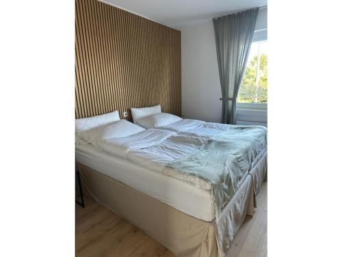 ein Bett in einem Zimmer mit Fenster in der Unterkunft Nature Love Sauerland in Balve