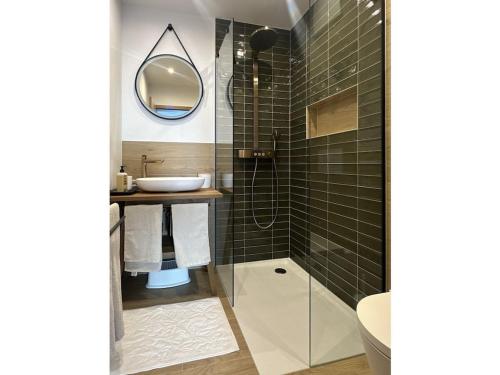 ein Badezimmer mit Dusche, Waschbecken und Spiegel in der Unterkunft Nature Love Sauerland in Balve