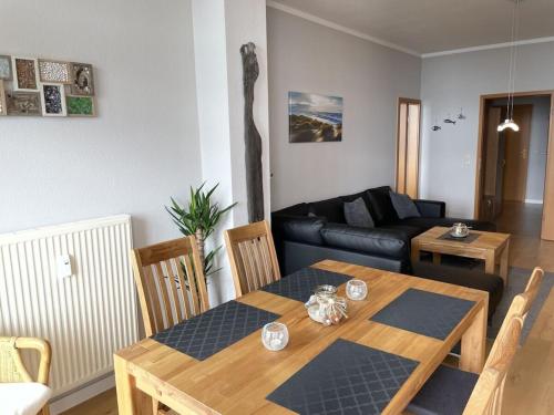 萨斯尼茨Holiday apartment with 2 bedrooms的客厅里有一张桌子和一张沙发