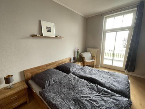 萨斯尼茨Holiday apartment with 2 bedrooms的一间卧室，里面有一张床和一扇大窗户。