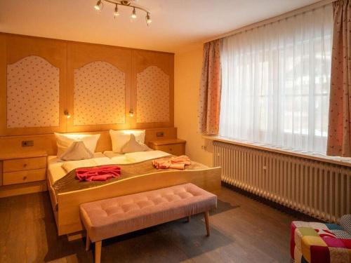 een slaapkamer met twee bedden en een raam bij House Alpenlicht in Reit im Winkl