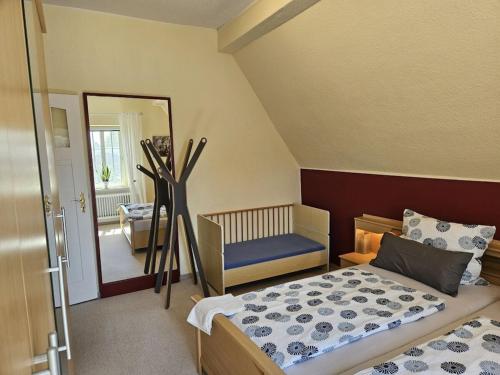 博克霍尔恩Holiday apartment on the primeval forest road的一间带床和镜子的小卧室