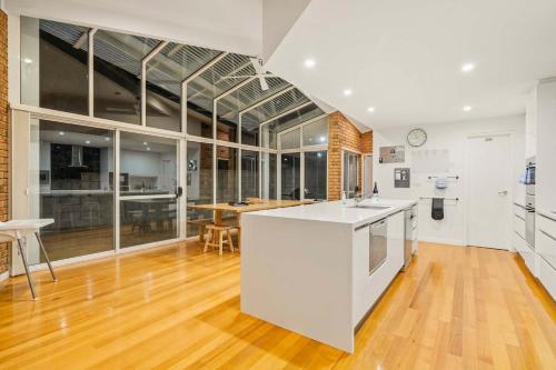 Una cocina o cocineta en House on the Hillside with City Views Sleeps 12