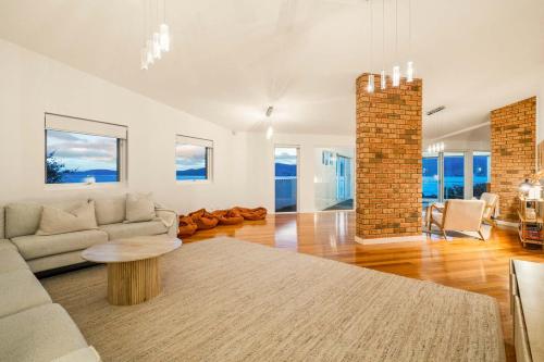 Un lugar para sentarse en House on the Hillside with City Views Sleeps 12