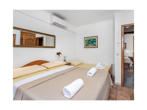 En eller flere senge i et værelse på Apartment Villa Ana Selce