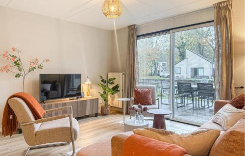 Χώρος καθιστικού στο Cozy Home In Hoeven With Wifi
