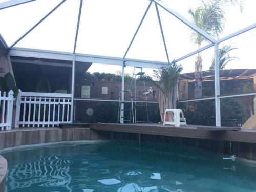 利哈伊埃克斯Holiday home with 1 bedroom的房子前面的游泳池