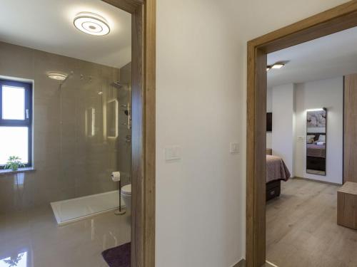 Un baño de Luxurious apartment with pool