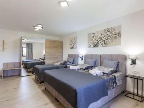 Una cama o camas en una habitación de Luxurious apartment with pool