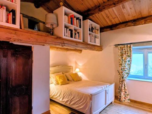 TailhacにあるRetraite pour Couple dans Maison de Vigne avec Terrasse - FR-1-582-531のベッドルーム1室(棚、窓付)