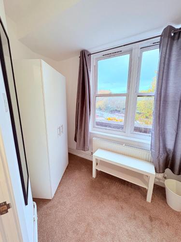 LUXURY 3 BED FLAT for 8 people close to Chelsea Stadium 5 min from the main station photo 86
