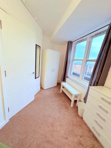 LUXURY 3 BED FLAT for 8 people close to Chelsea Stadium 5 min from the main station photo 82