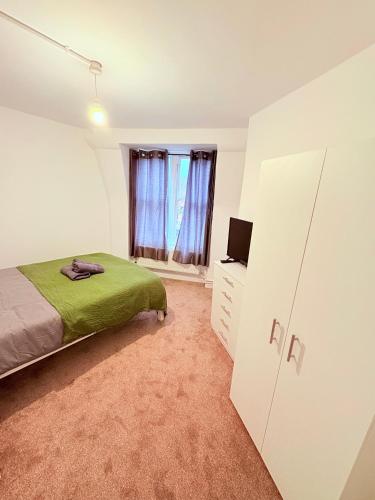 LUXURY 3 BED FLAT for 8 people close to Chelsea Stadium 5 min from the main station photo 84