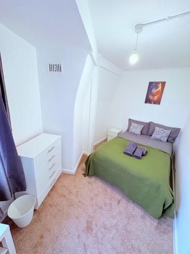 LUXURY 3 BED FLAT for 8 people close to Chelsea Stadium 5 min from the main station photo 81