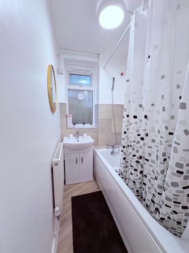 LUXURY 3 BED FLAT for 8 people close to Chelsea Stadium 5 min from the main station photo 93