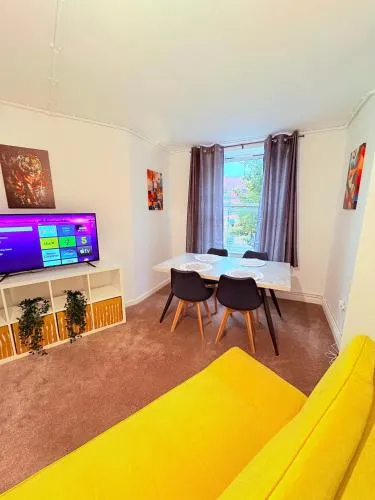 LUXURY 3 BED FLAT for 8 people close to Chelsea Stadium 5 min from the main station photo 1