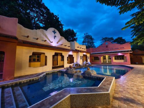 Ban Tha Maprangเขาใหญ่ฮาร์ทแลนด์ khaoyai heartland的带游泳池的房屋外观