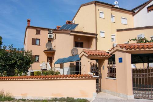 Apartments with parking space Stinjan, Pula - 7368
