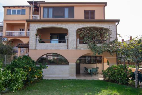 Apartments with parking space Stinjan, Pula - 7368