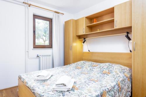Apartments with parking space Stinjan, Pula - 7368