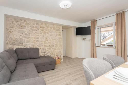 Family friendly house with a swimming pool Vrpolje, Sibenik - 25004