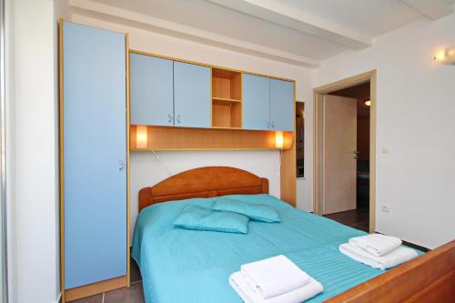 Apartments with parking space Baska, Krk - 25018