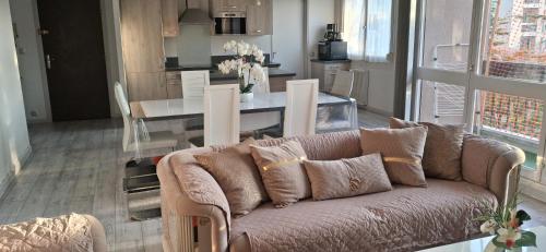 Η κουζίνα ή μικρή κουζίνα στο Dans grand appart de 113m2 proche Paris