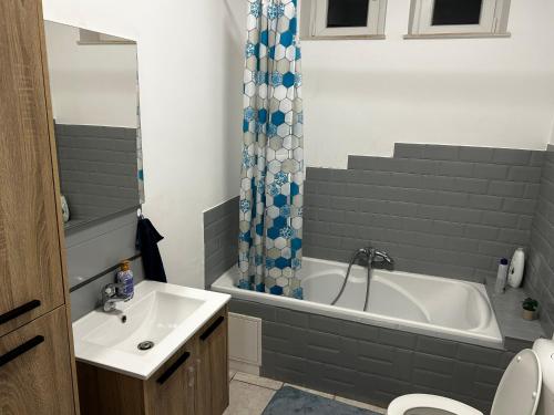 Un baño con bañera, lavabo e inodoro. en Grâce à Liège, en Grâce-Hollogne