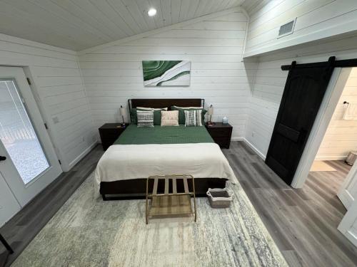 Фотография из галереи The Gorgeous New Skyfall Cabin Sleeps 10 in Style! в городе Брокен-Боу