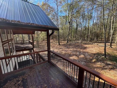 Фотография из галереи The Gorgeous New Skyfall Cabin Sleeps 10 in Style! в городе Брокен-Боу