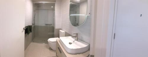 TurnerMulberry Life Apartments的带水槽和马桶的白色浴室