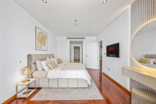 迪拜Burj View Luxury 1BR - Full Sea View Private Beach - Anantara Palm的一间白色的卧室,配有床和楼梯