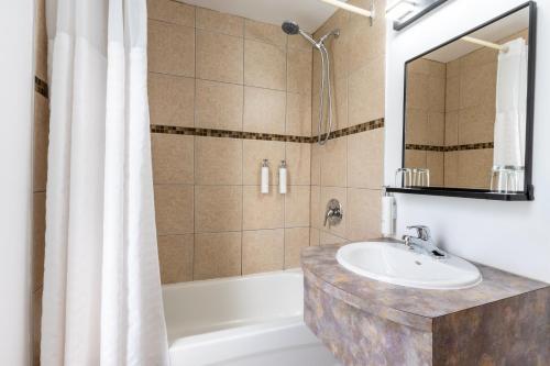 ペルセにあるRiotel Perceの浴槽、洗面台、シャワーを備えたバスルーム