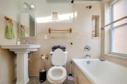 Et badeværelse på Downtown 1BD APT, Walk to Stadiums, Free Parking