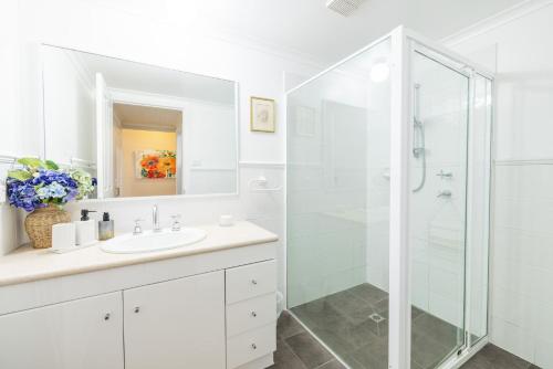 Un baño de Peninsula Waters 1 Aircon pool and massive outdoor area