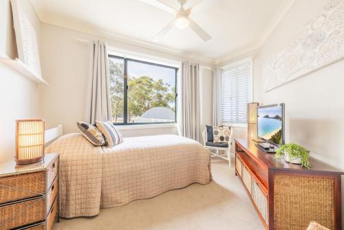 Una cama o camas en una habitación de Peninsula Waters 1 Aircon pool and massive outdoor area